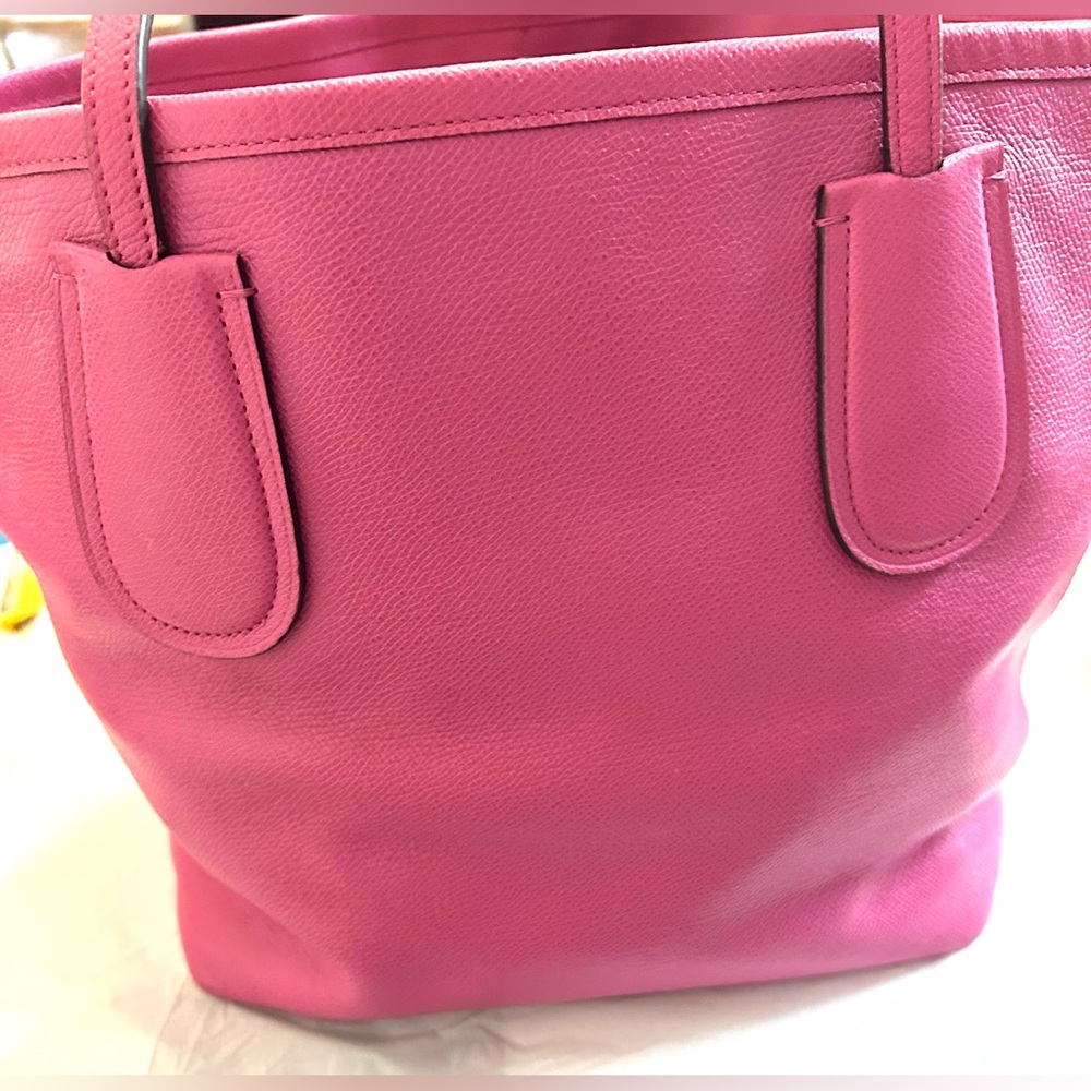 Coach Fuchsia pink cross grain Leather
Tote Bag. Model Number: F33915 - Picture 2 of 10